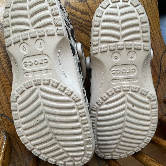 CROCS Leopard Print with Jibbitz included - Picture 4 of 5